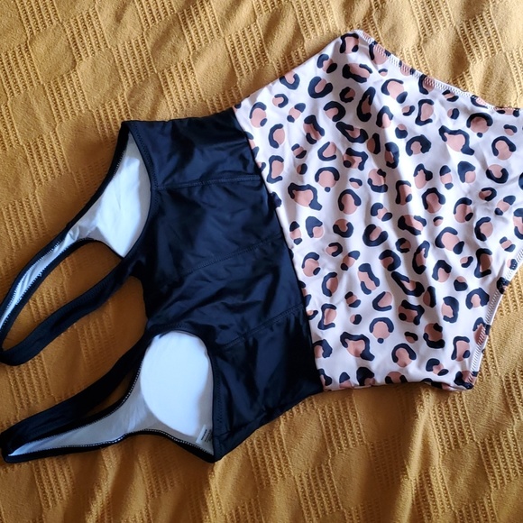 Leopard One Piece - Picture 4 of 6